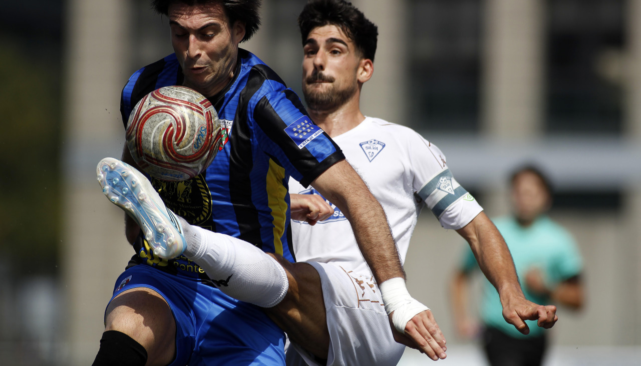 Arnosi se lleva el balón ante Parafira, capitán local