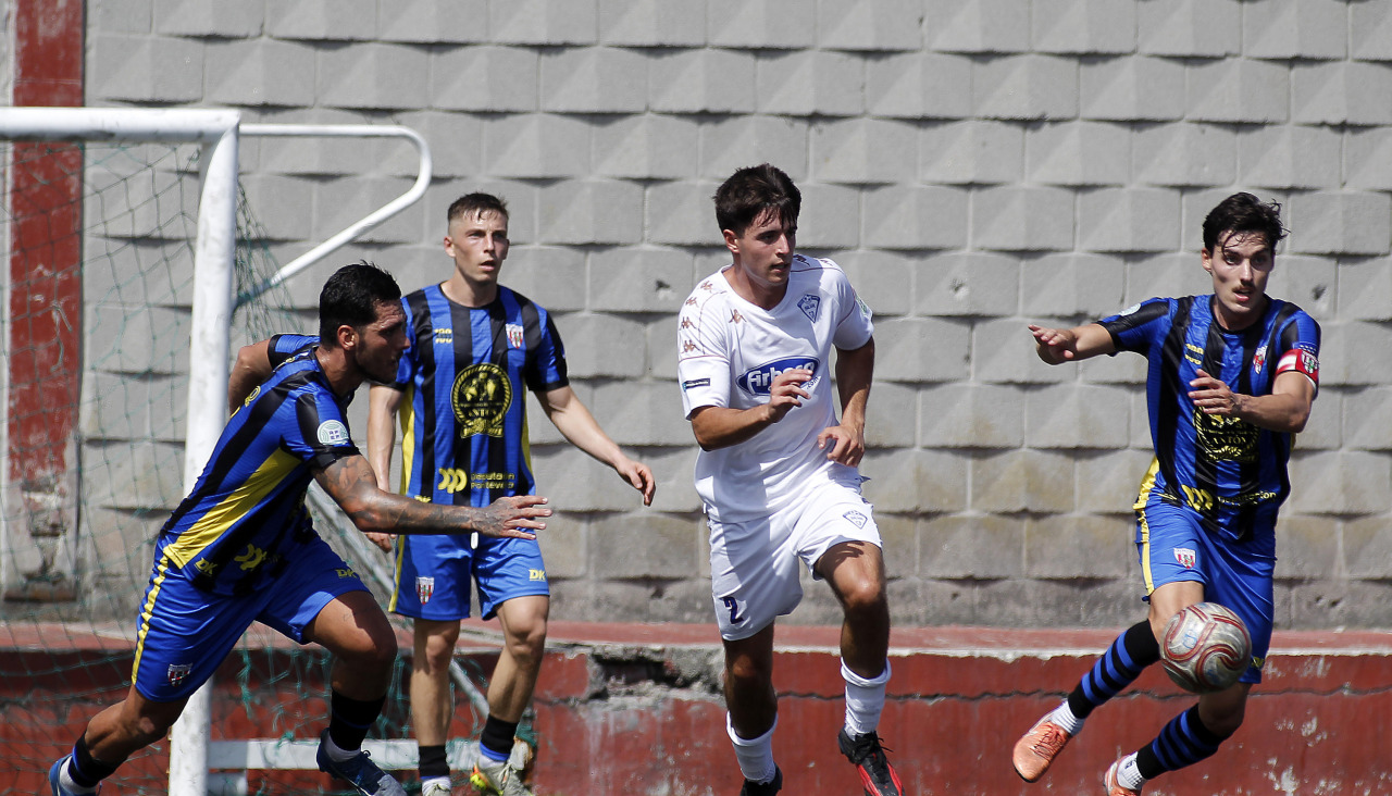 Samu Araujo y Óscar en una acción del partido en A Grela