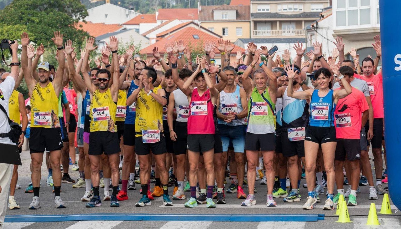 La Fundación Deportiva Municipal de A Illa volvió a reunir a centenares de atletas en el Carreirón 10K