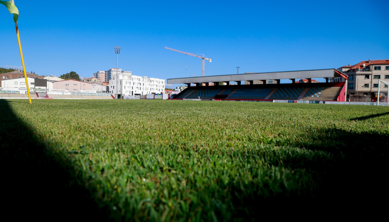 Arosa y Gernika se medirá el domingo por primera vez en el campo de A Lomba, que estrenará nuevas redes en las porterías