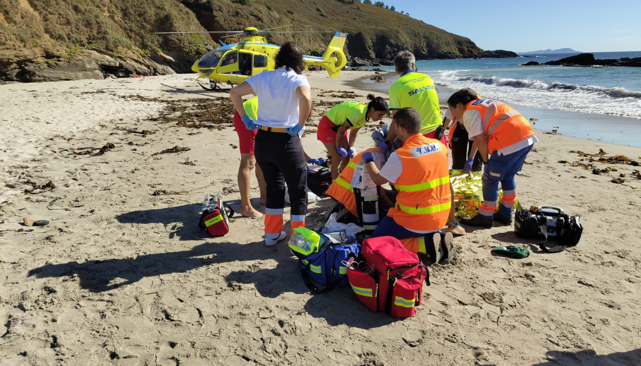 Evacuado en helicóptero a un bañista en una playa de Sanxenxo