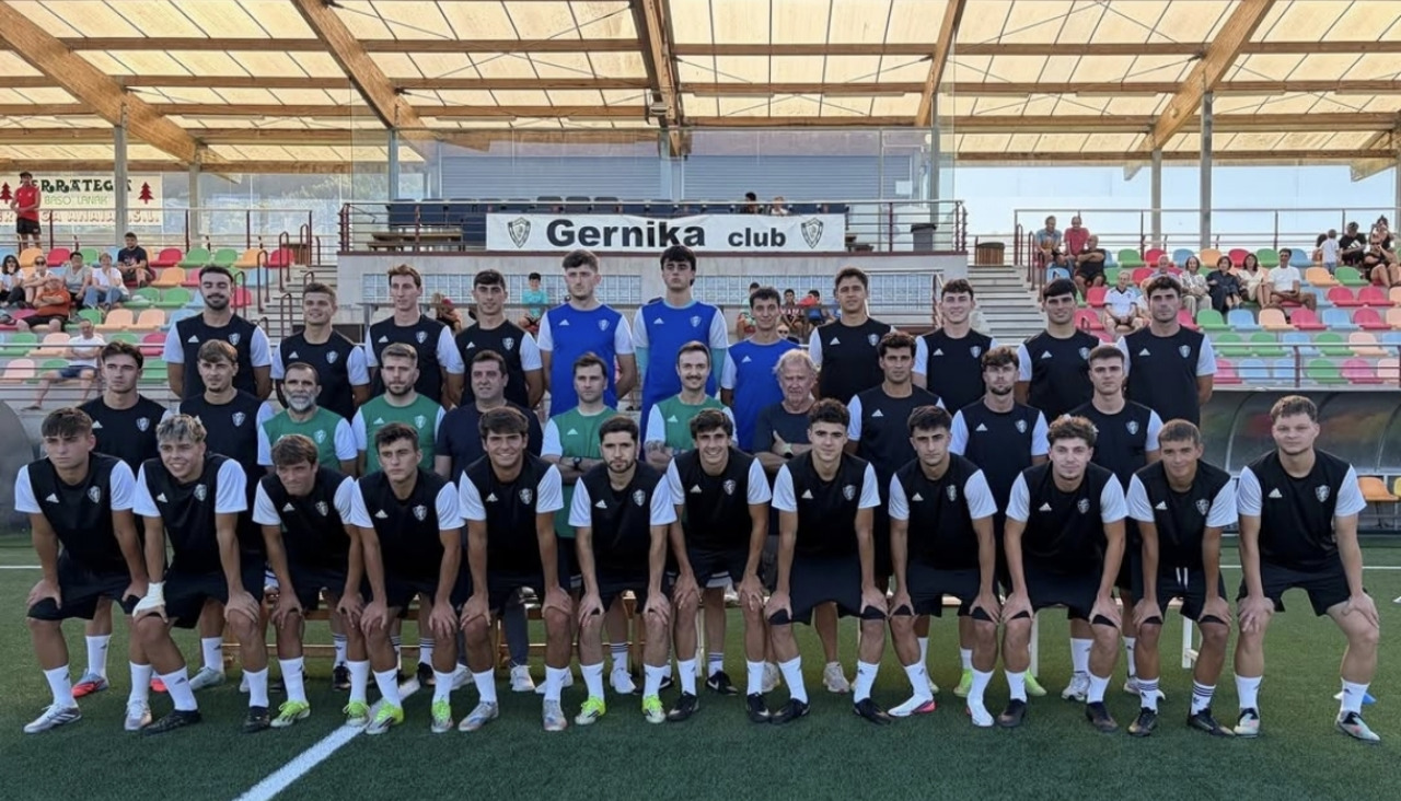 El Gernika cumple su sexta temporada seguida en Segunda RFEF y ha cambiado más del 70% de su plantilla respecto al año pasado