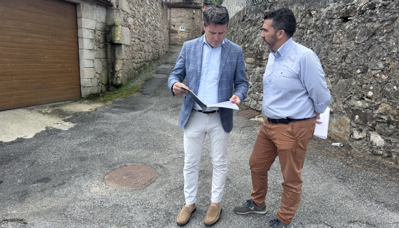 El alcalde de Boiro, José Ramón Romero, y el concejal, Luís Ruiz, visitaron las obras