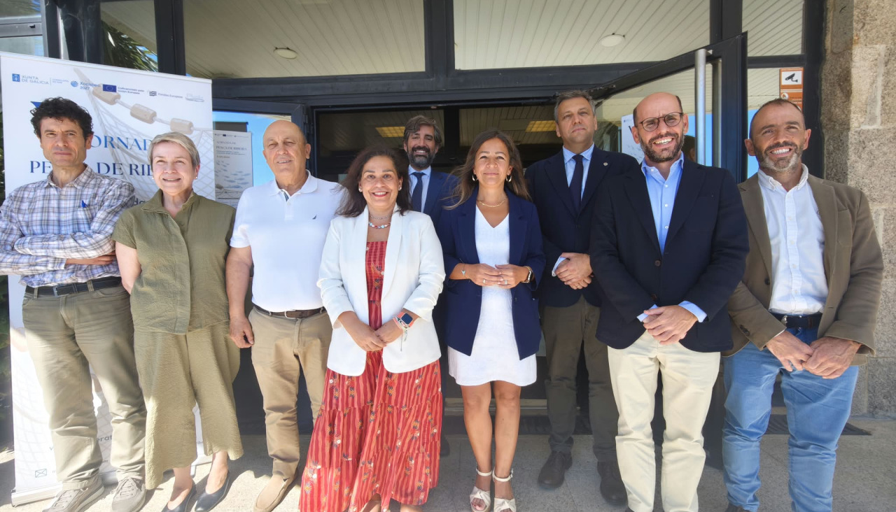 Foto de familia en la V Jornada de Pesca de Ribeira