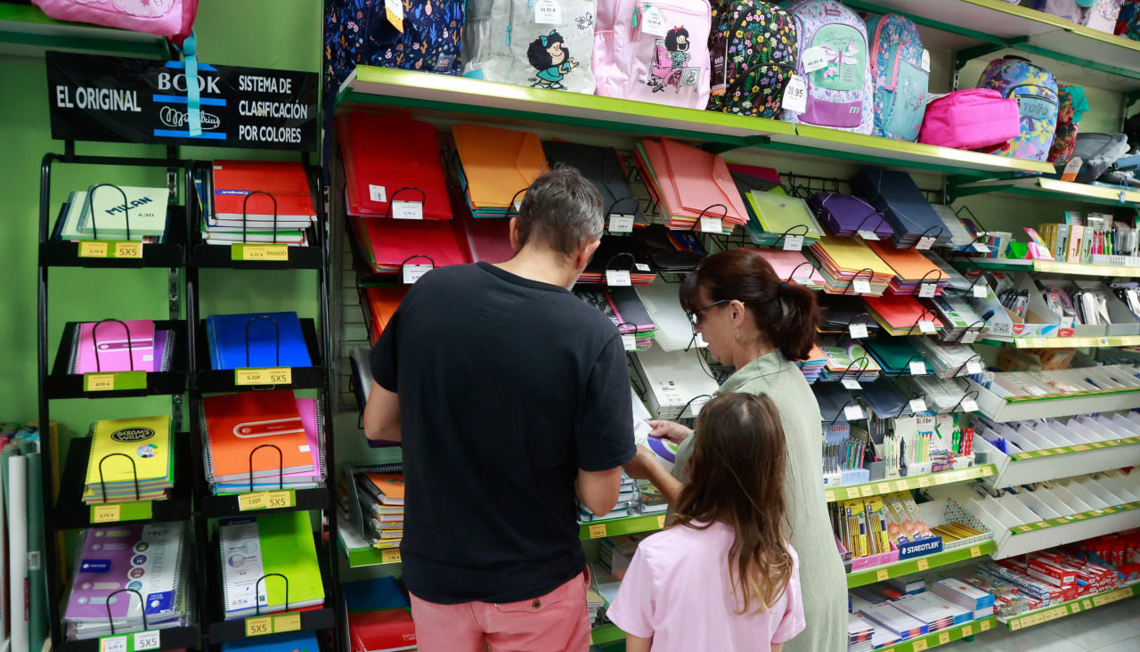 Clientes escogiendo material escolar en una librería de Vilagarcía