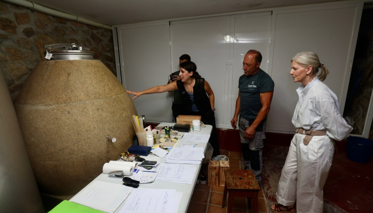 La conselleira de Economía e Industria, María Jesús Lorenzana, visitó las bodegas Santiago Roma, en Ribadumia