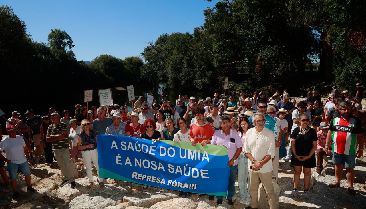 Concentración en la playa fluvial de Cabanelas, en Ribadumia