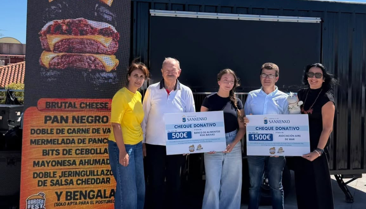 Momento de la entrega de los cheques por parte de concejales de Sanxenxo
