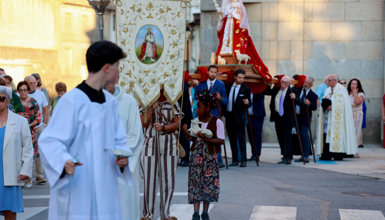 La Pastoriza sale a las calles de Vilanova arropada por sus feligreses en uno de los días grandes de  las fiestas patronales