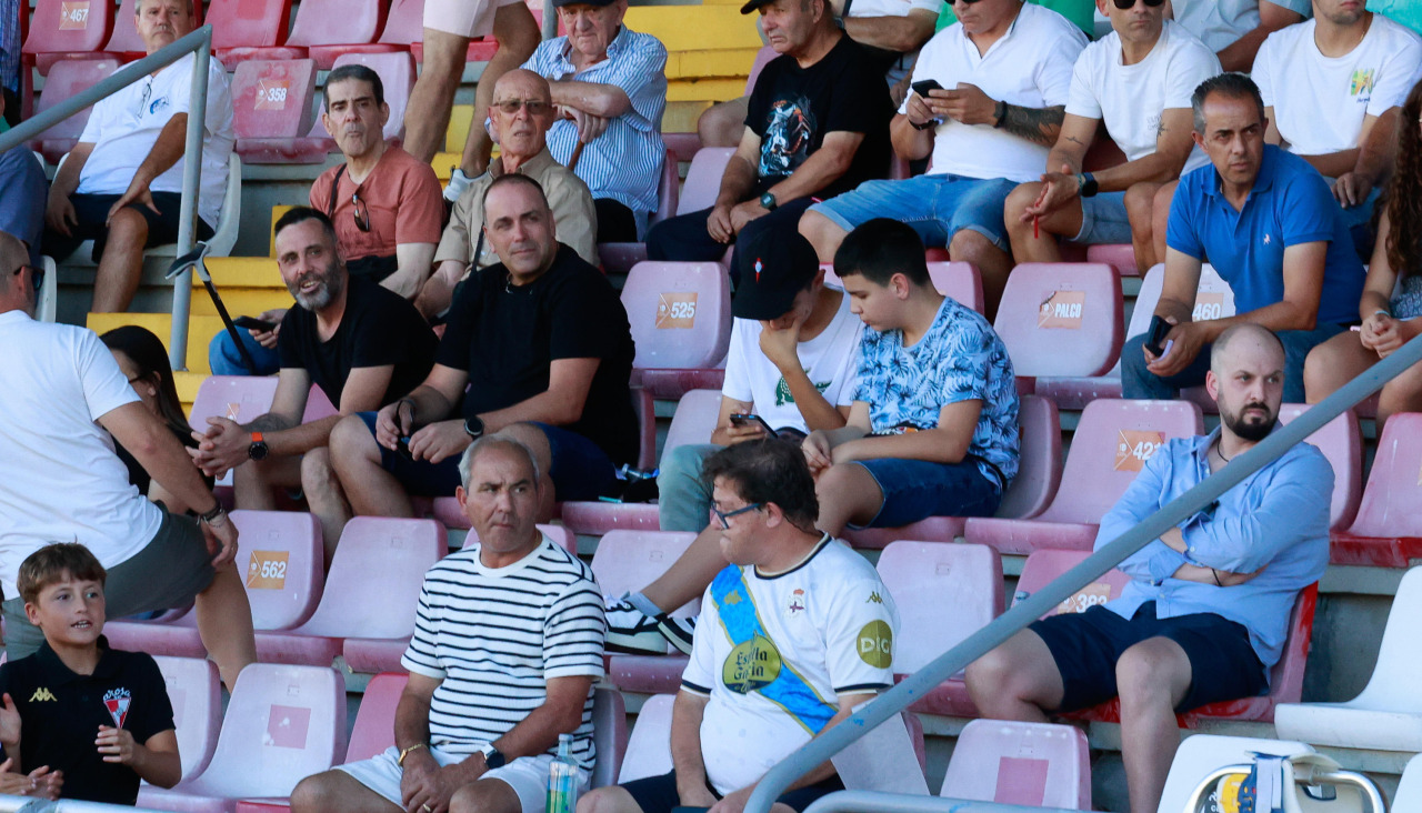 Aficionados en la grada de Tribuna