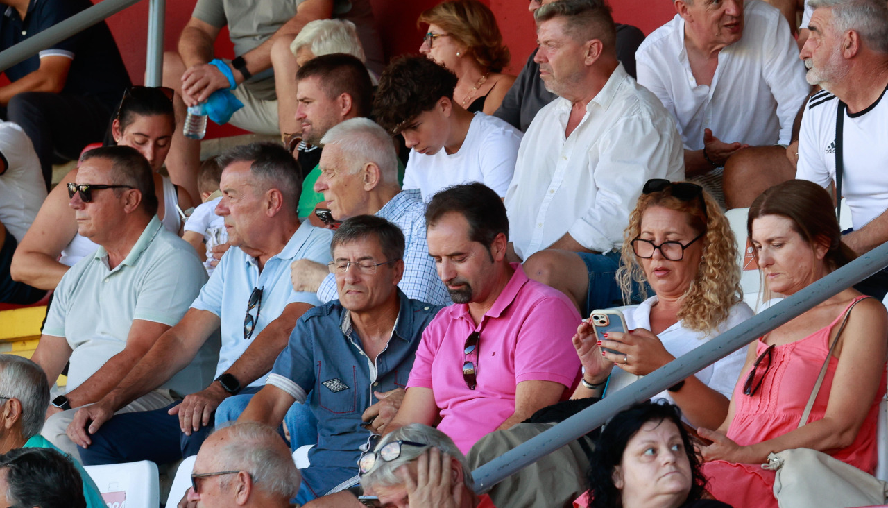 Poco público en A Lomba en una tarde de temperaturas muy veraniegas