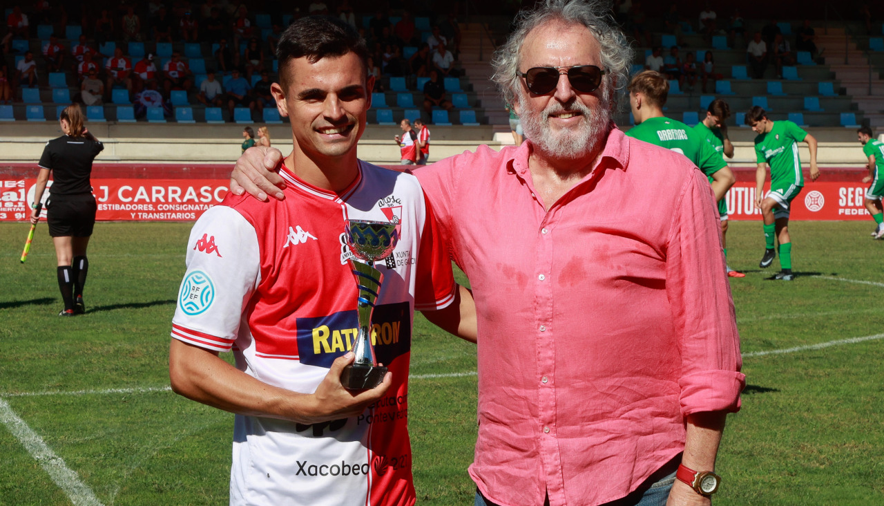 Gabri Palmás recibió de manos de Lezcano el trofeo de máximo goleador de la pasada temporada que premia Radio Arosa