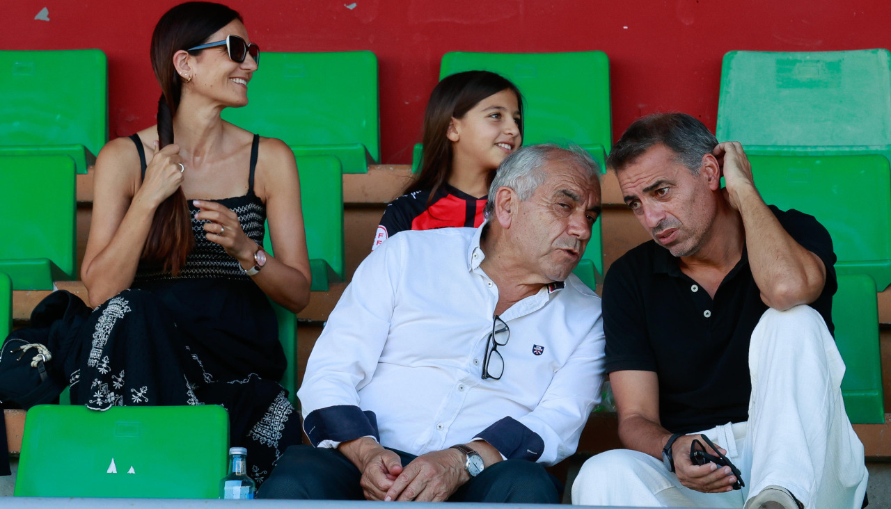 El presidente del Arosa, Manolo Abalo, charla con el concejal de Deportes, Carlos Coira