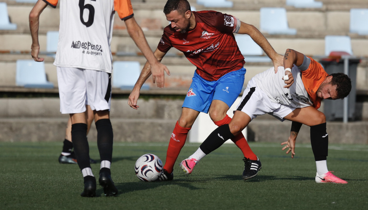 Hugo Soto, de penalti, marcó el primer gol del San Martín en As Corticeiras ante el Caldas