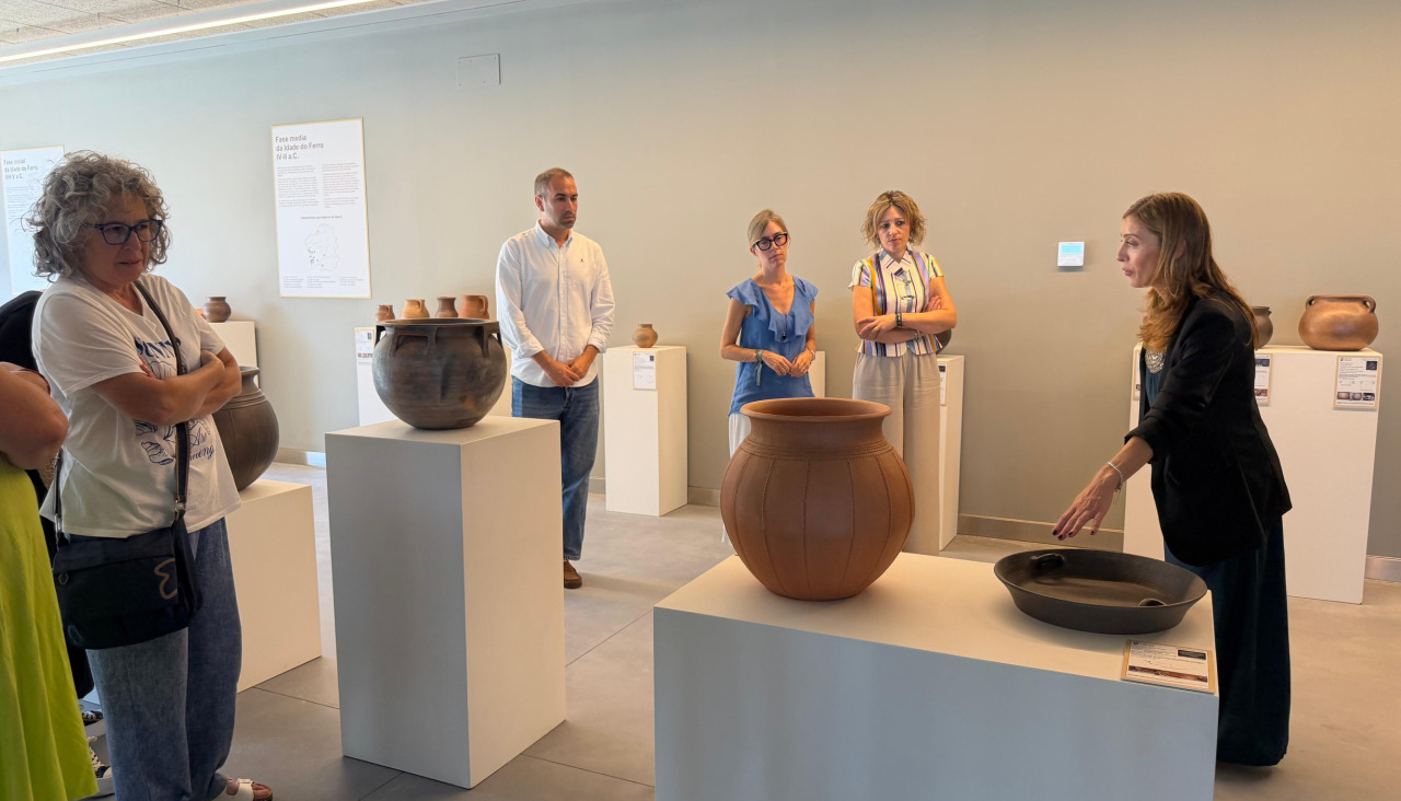 Inauguración de la exposición 'A cerámica castrexa en Galicia' en Sanxenxo