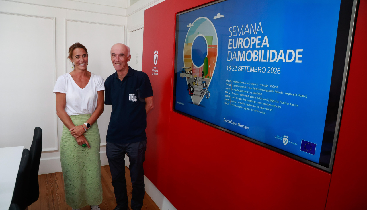 La concejala, Paola María, y el presidente de Arousa en Bici, Emilio González, en la presentación de la programación