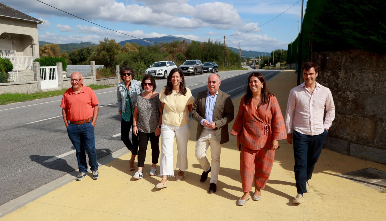 El diputado provincial Javier Tourís, la alcaldesa Marta Giráldez y otras autoridades, en la visita de esta mañana