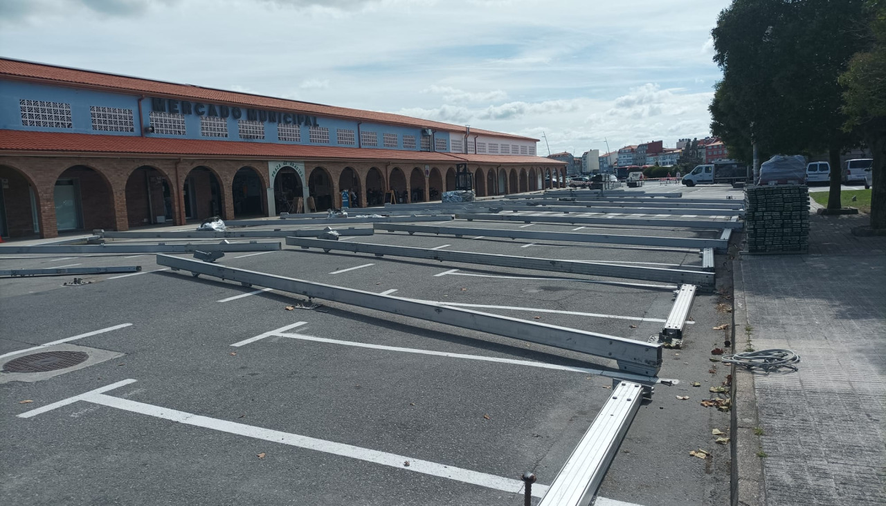 Trabajos de instalación de la carpa que acogerá la Festa do Marisco