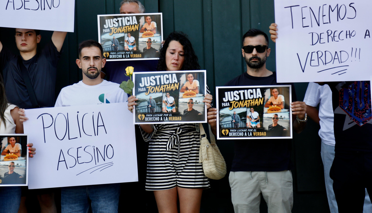 Asistentes a la concentración del pasado mes de julio frente al Concello de Cambados