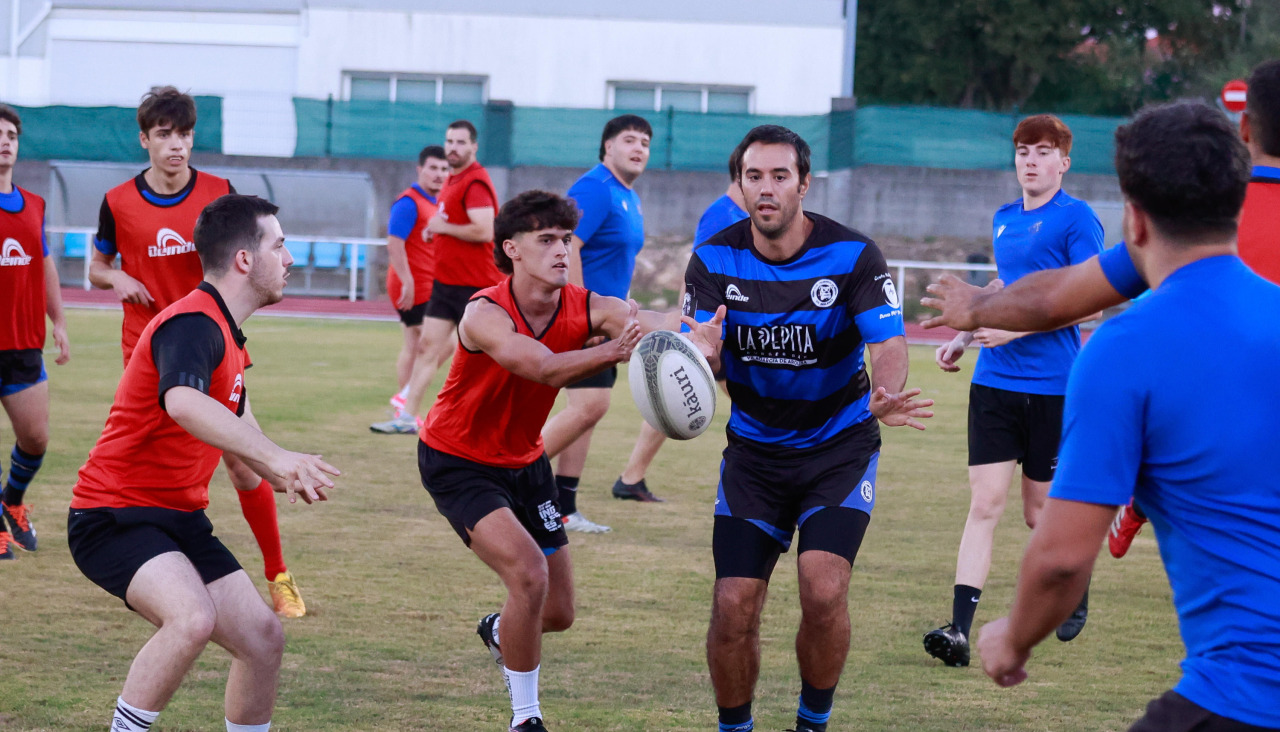 Los jugadores de Os Ingleses RC durante la sesión de entrenamiento de ayer en el estadio de Fontecarmoa