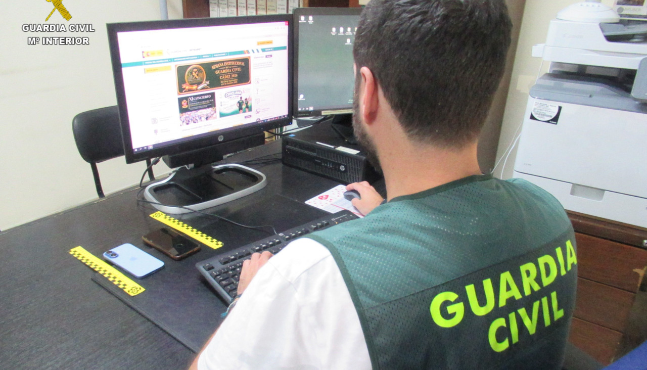 Un agente de la Guardia Civil