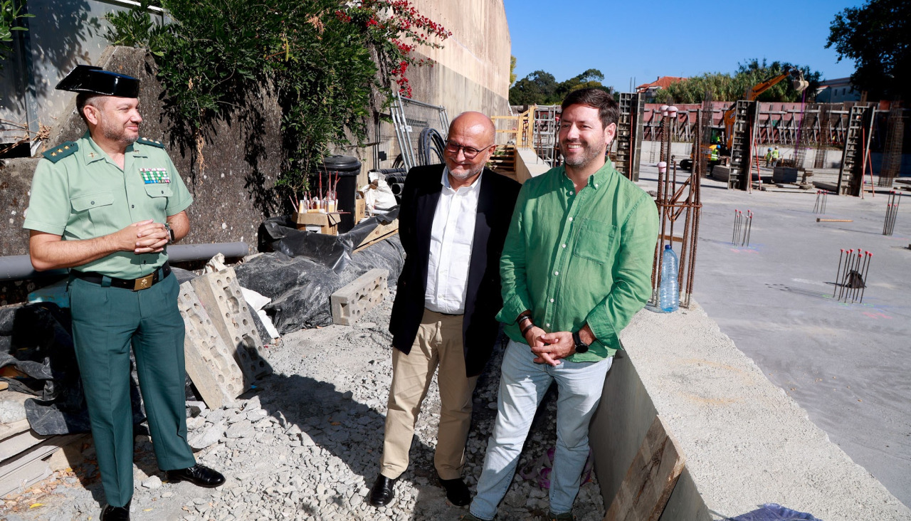 Autoridades de la Guardia Civil, Subdelegación del Gobierno y el Concello, en la visita de hoy