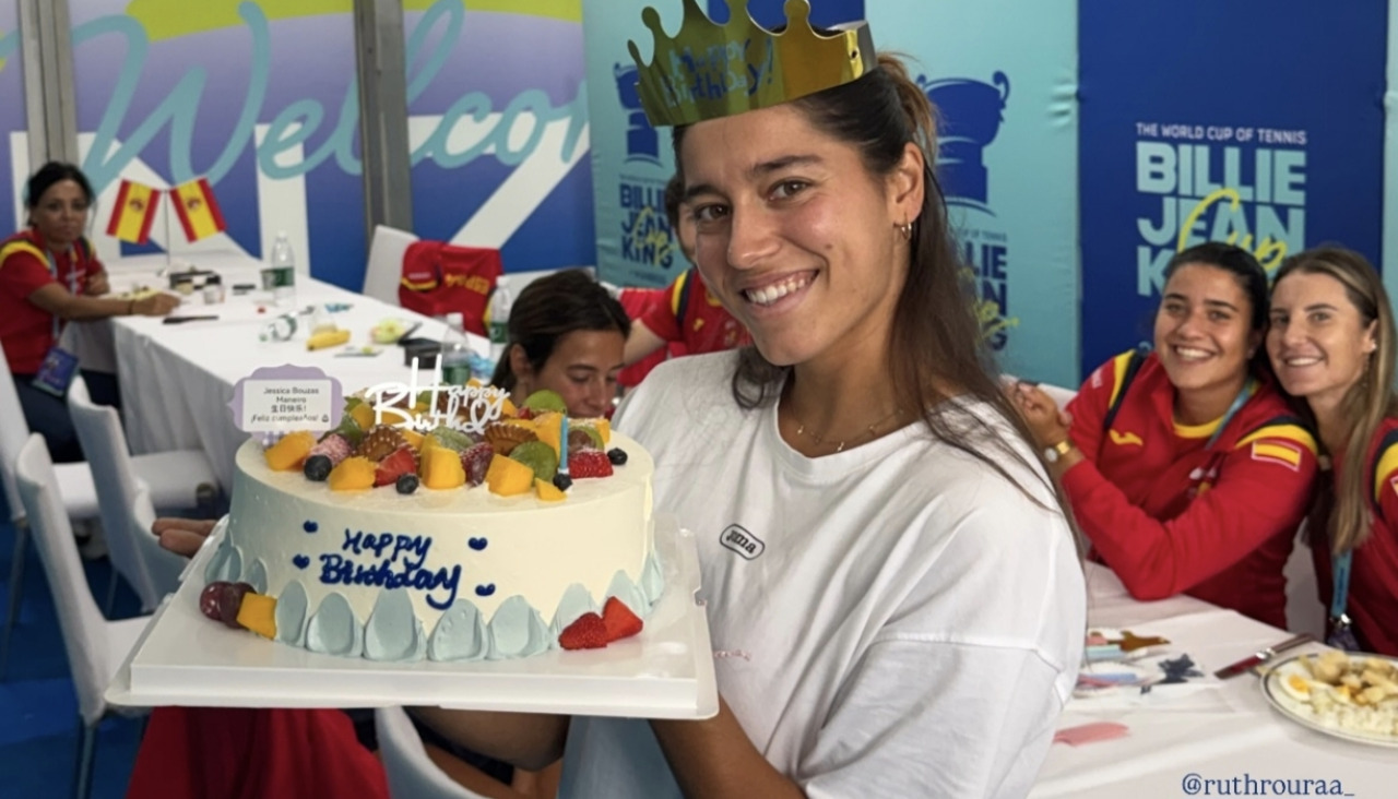 Jéssica Bouzas posa con la tarta de su vigésimo cuarto cumpleaños junto a sus compañeras