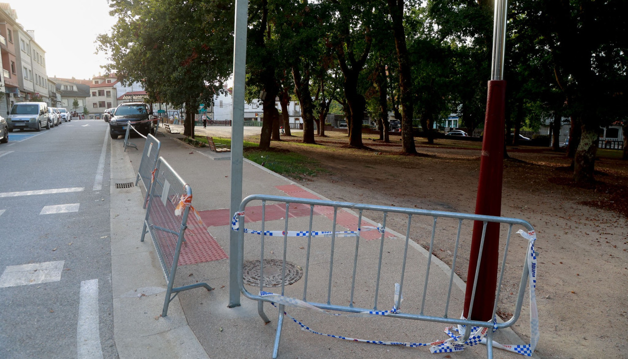 Vallas en la Rúa 5, junto a la Carballeira de Santa Lucía