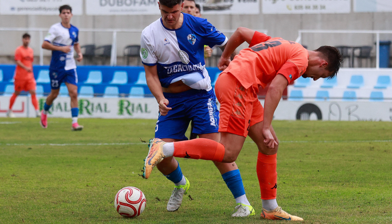 Diego Abal corta el avanza de un jugador del Silva durante el partido