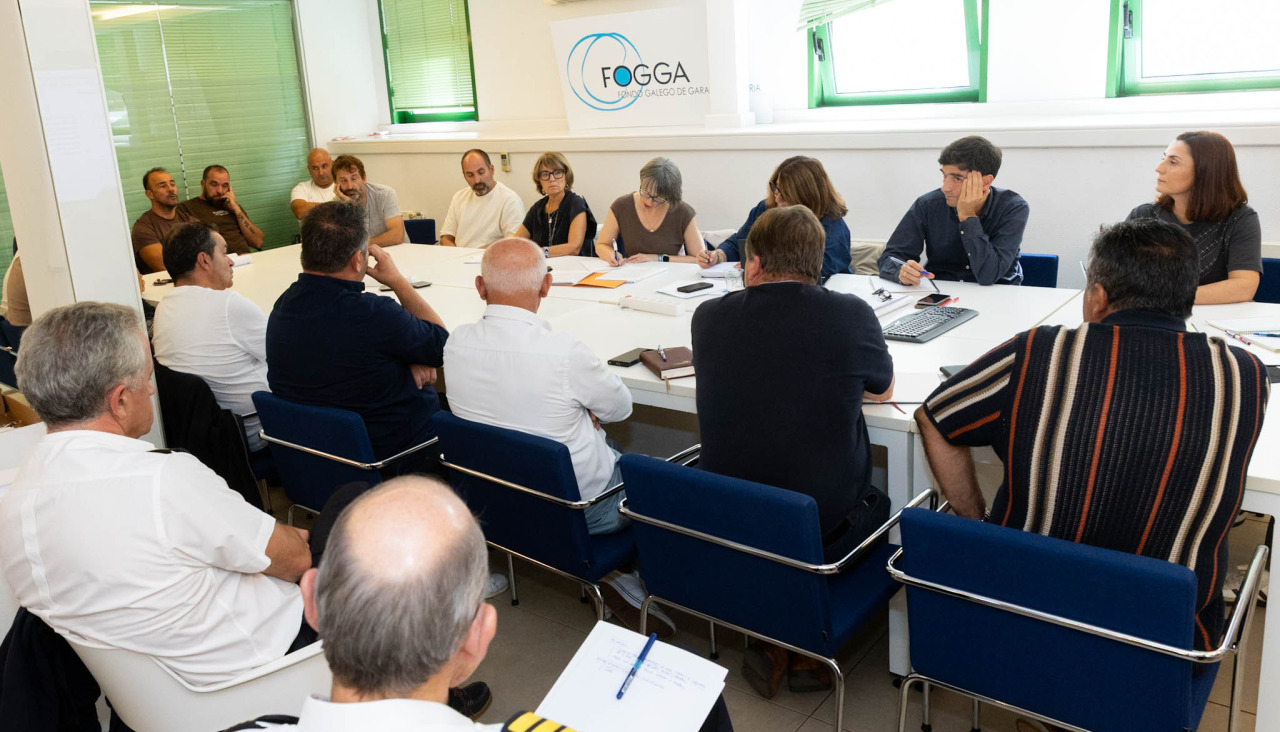 Los representantes de las cofradías arousanas se reunieron con la directora xeral de Desenvolvemento Pesqueiro