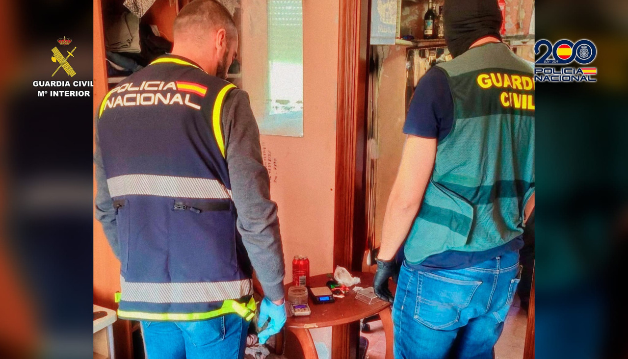 Agentes de la Guardia Civil y Policía Nacional durante el registro de la base.