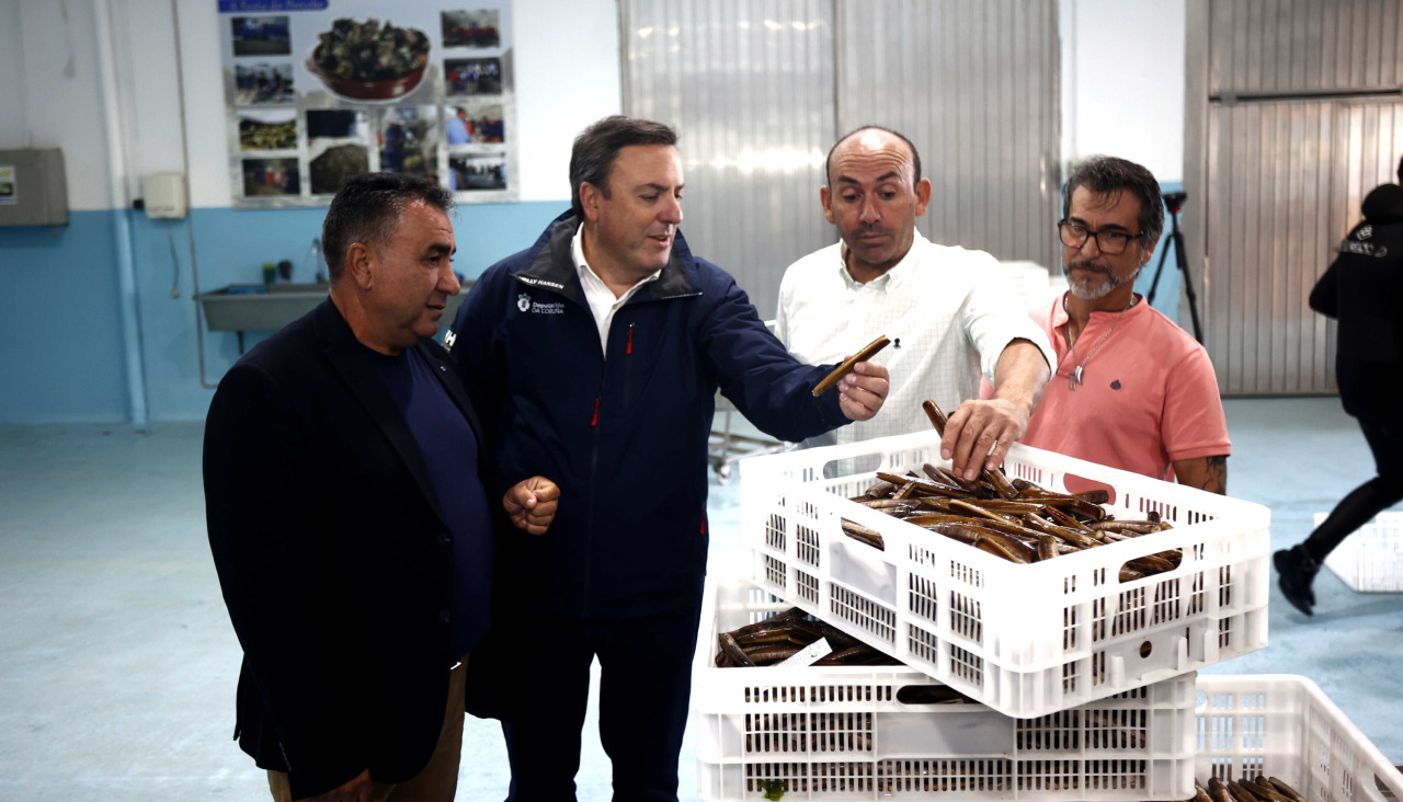 Formoso visita la lonja de Aguiño en Ribeira.
