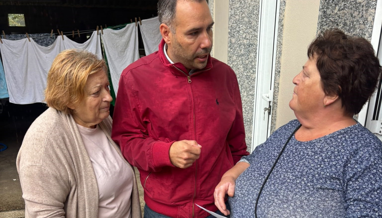 El primer edil charla con dos vecinas sobre la operatividad de la depuradora de O Fieitoso