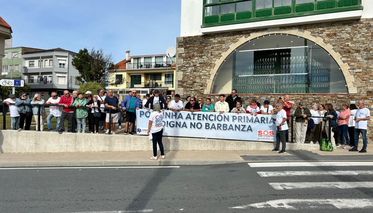 La Asociación Plataforma en Defensa da Sanidade Pública do Barbanza organiza un mes más una concentración en Aguiño.