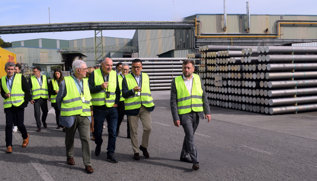 El conselleiro de Emprego, Comercio e Emigración visita Extrugasa