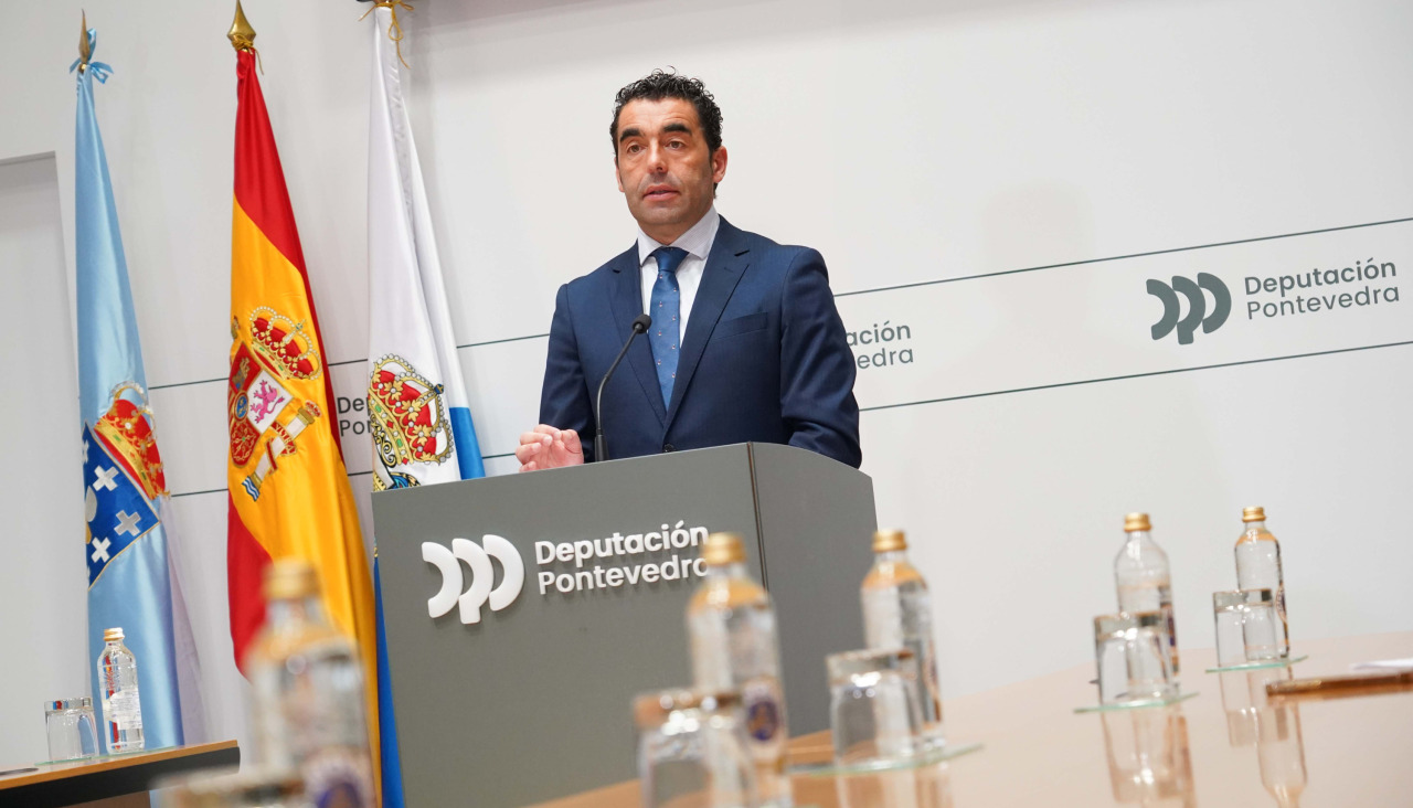 El presidente de la Diputación de Pontevedra, Luis López, anunciando las ayudas dentro del Plan +Provincia