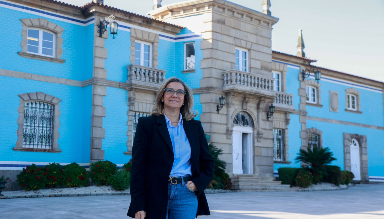 La directora de Enoturismo y Eventos de Bodegas Granbazán, Anabel García, en el exterior de las instalaciones