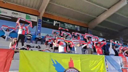 La afición del Arosa tomó Os Carrís, con la Escuadra Arlequinada al frente. Casi un centenar de seguidores vilagarcianos se dieron cita en Barbadás, muchos de ellos viajaron el autobús fletado por el club.