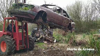 La retirada de los vehículos embargados por juzgados y que estaban depositados en una parcela urbana de Ribeira