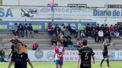 Antón Guisande marca el segundo gol del Compostela en A Lomba ante el Arosa