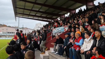 El Arosa y su afición vuelven a Segunda RFEF por la puerta grande