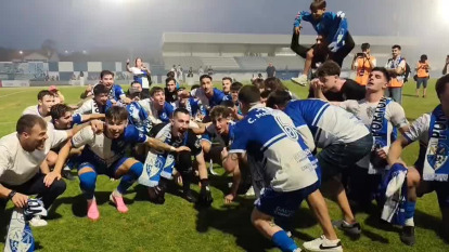 Los jugadores del Portonovo celebran su ascenso a Tercera al ritmo de Izal