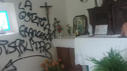 El interior de la capilla del cementerio de O Grove llena de pintadas