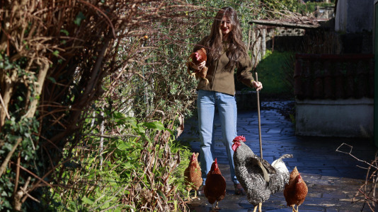 La mujer paseando por su casa con todas sus mascotas