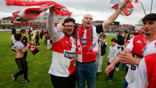 El Arosa SC celebra su ascenso a segunda RFEF