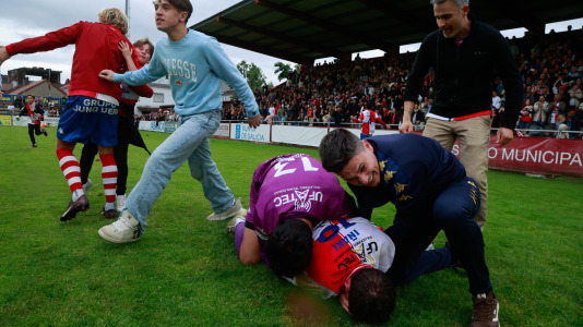 El Arosa SC celebra su ascenso a segunda RFEF