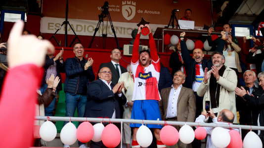 El Arosa SC celebra su ascenso a segunda RFEF