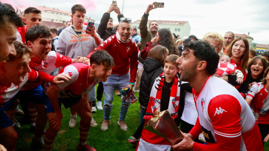 El Arosa SC celebra su ascenso a segunda RFEF