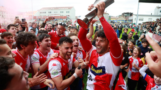 El Arosa SC celebra su ascenso a segunda RFEF