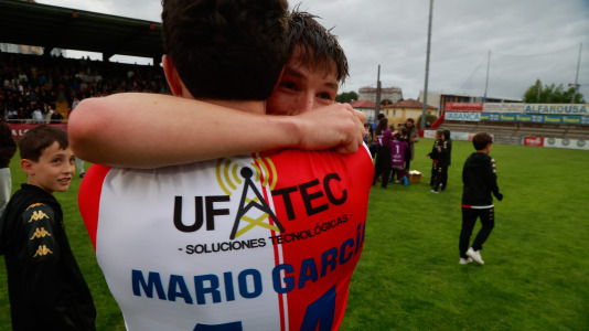 El Arosa SC celebra su ascenso a segunda RFEF